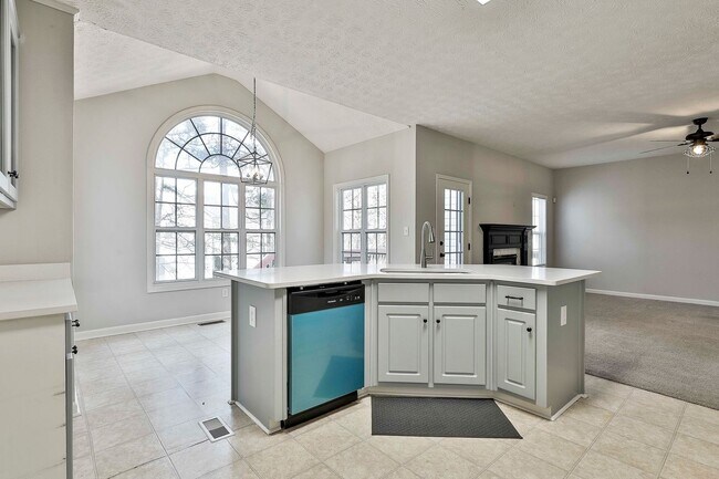 Building Photo - 4 Bed 2.5 bath in Fayette close to Everything!