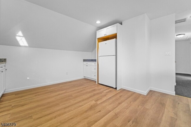 Building Photo - 43 Hillcrest Ave