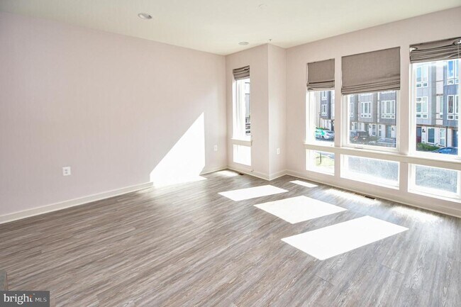 Building Photo - 1550 Trafalgar Ln