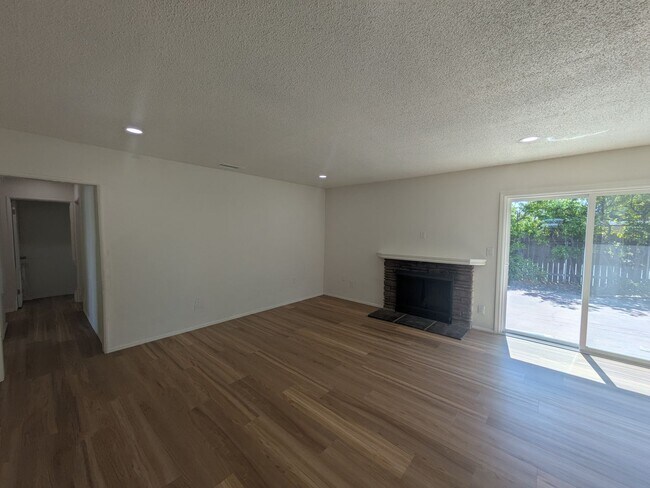 Building Photo - $$$$$$500 MOVE IN BONUS!!!!Freshly Remodel...