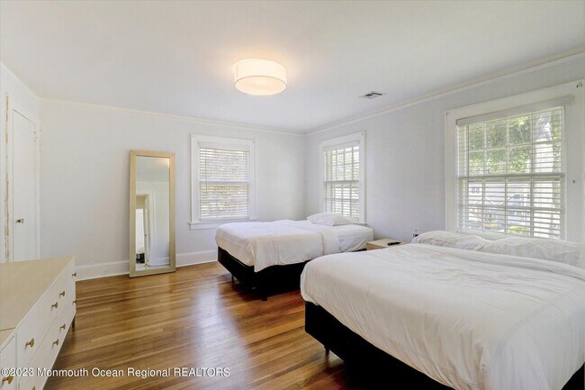 Building Photo - 570 N Edgemere Dr