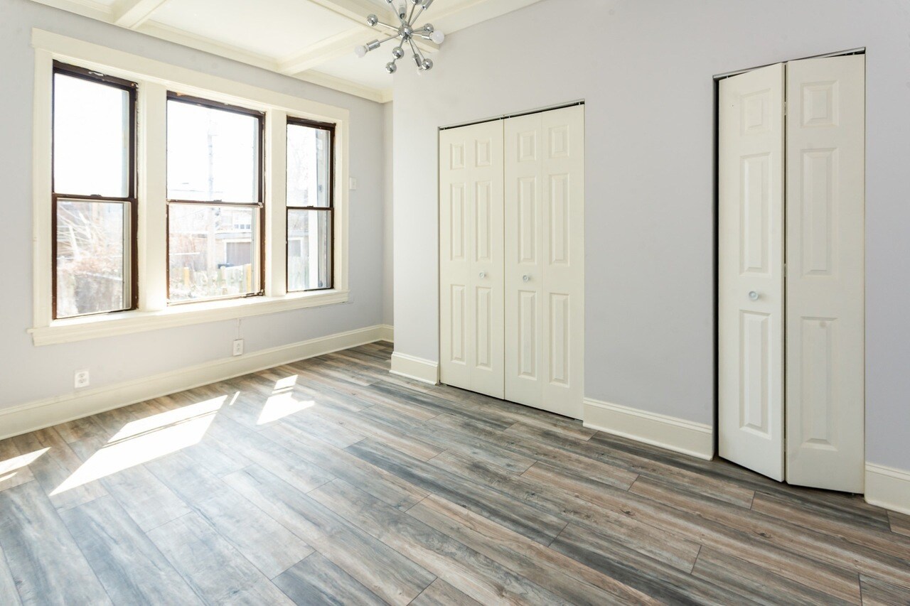 Building Photo - 1427 E 69th Pl