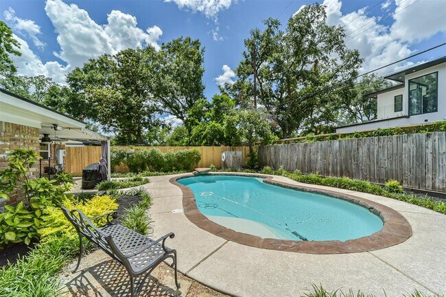 Building Photo - 9910 Pine Lake Dr