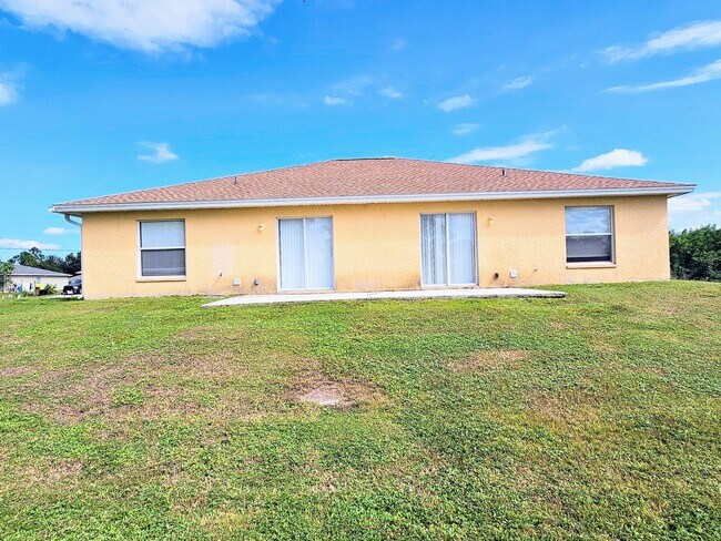 Building Photo - Nice 3 Bedroom Duplex in Lehigh Acres