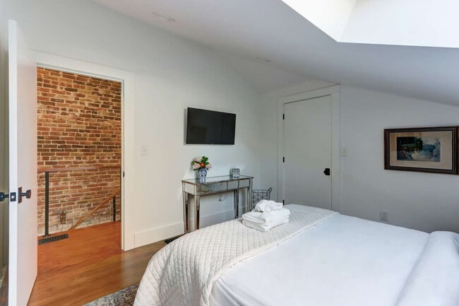 Building Photo - 415 Whitaker St