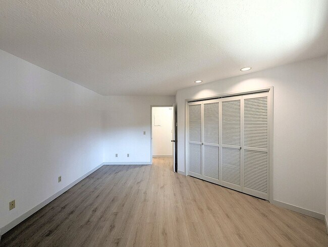 Building Photo - 1bd/1ba Edmonds Condo