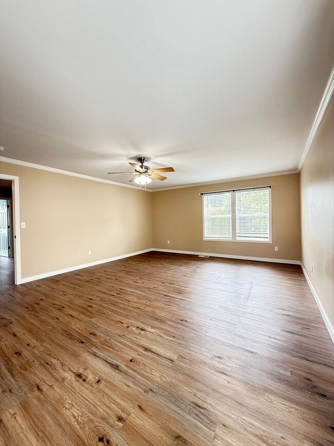 Building Photo - Move in Ready Luxury 4 Bedroom, 2.5 bath h...