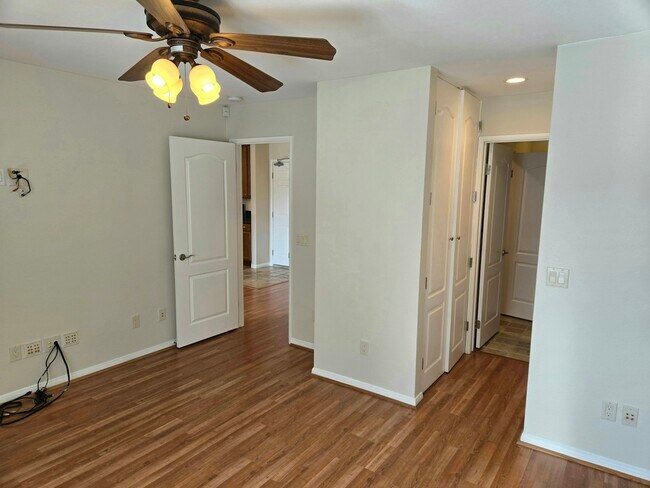 Building Photo - 7130 Shoreline Dr