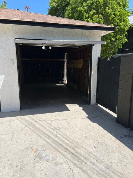 Building Photo - 12660 Oxnard St