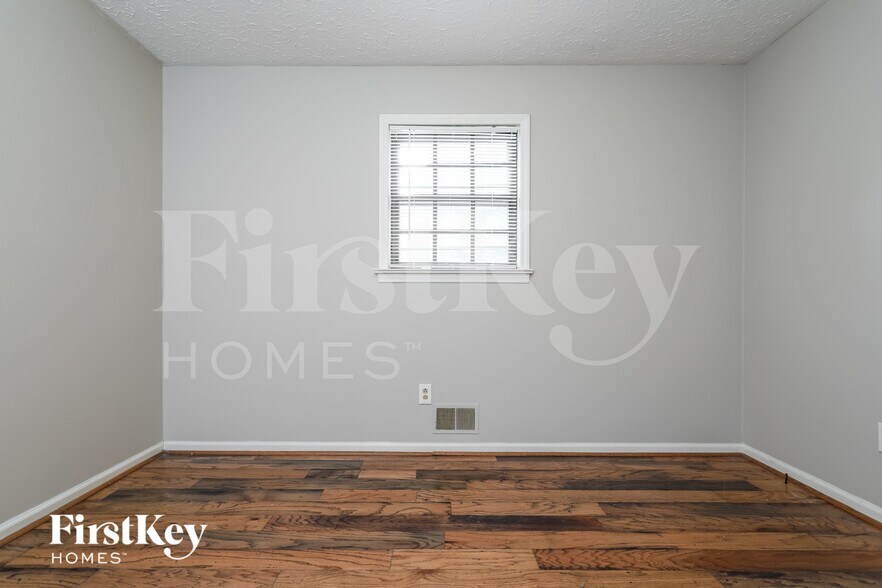 Building Photo - 3704 Newport Dr