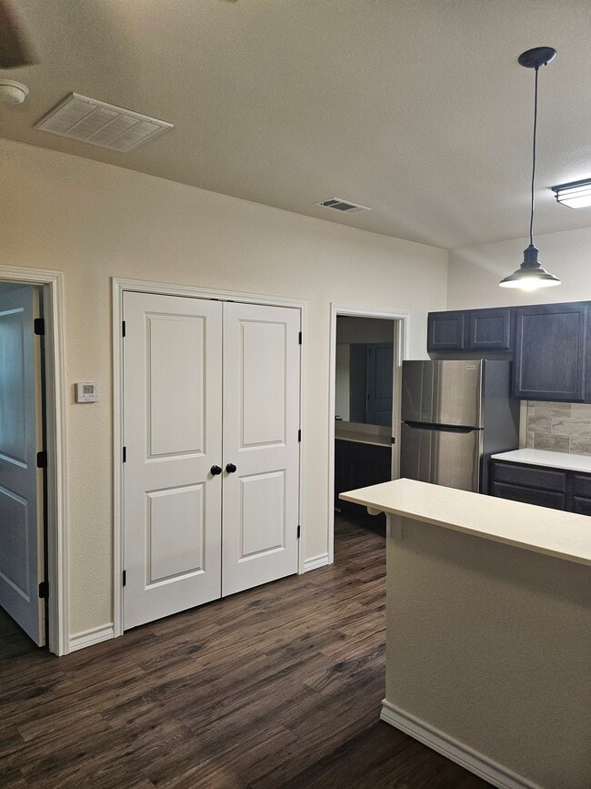 Building Photo - 6848 Lakeridge Dr