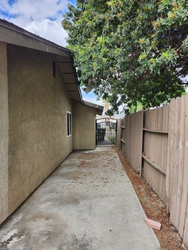 Building Photo - Inviting 3-Bedroom Home