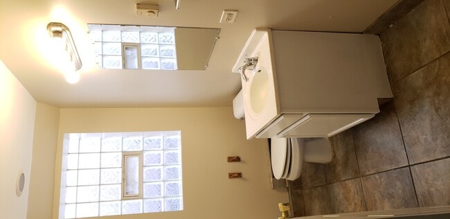 Building Photo - 1906 Grove Ave