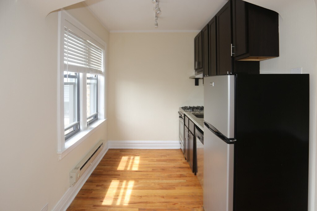 Building Photo - 4725 N Hermitage Ave