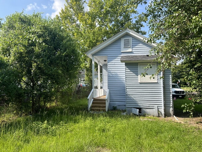 Building Photo - Charming 2 Bedroom Cottage Near King Mill ...