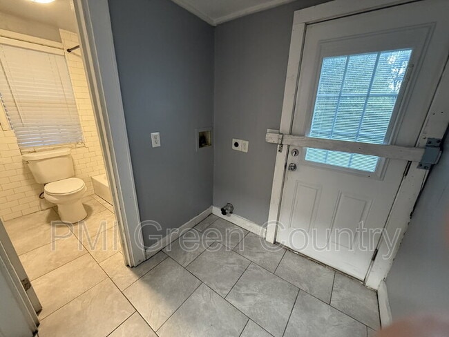 Building Photo - 1313 W Newton St