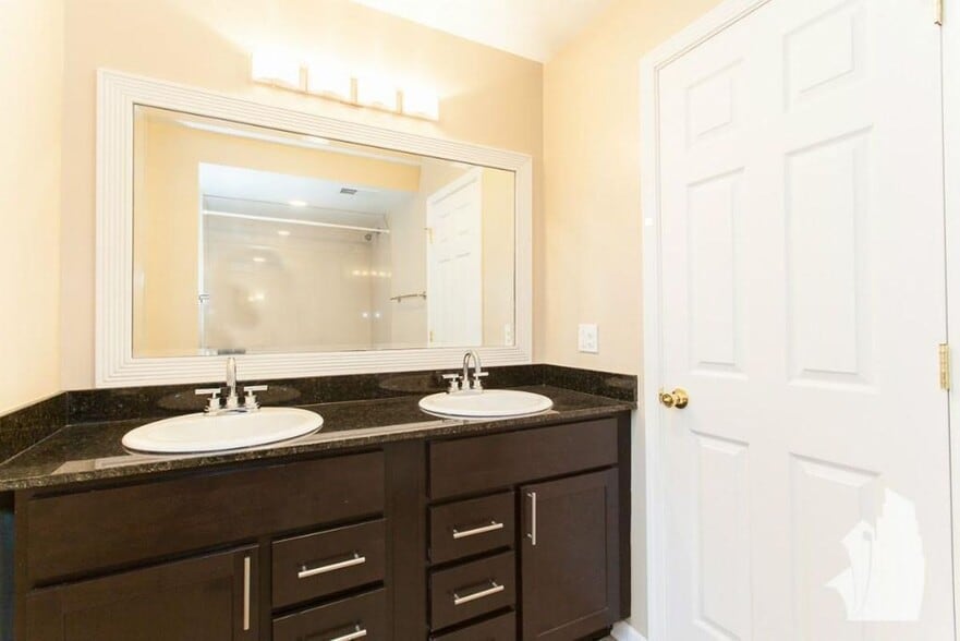 Building Photo - 4242 N Sheridan Rd