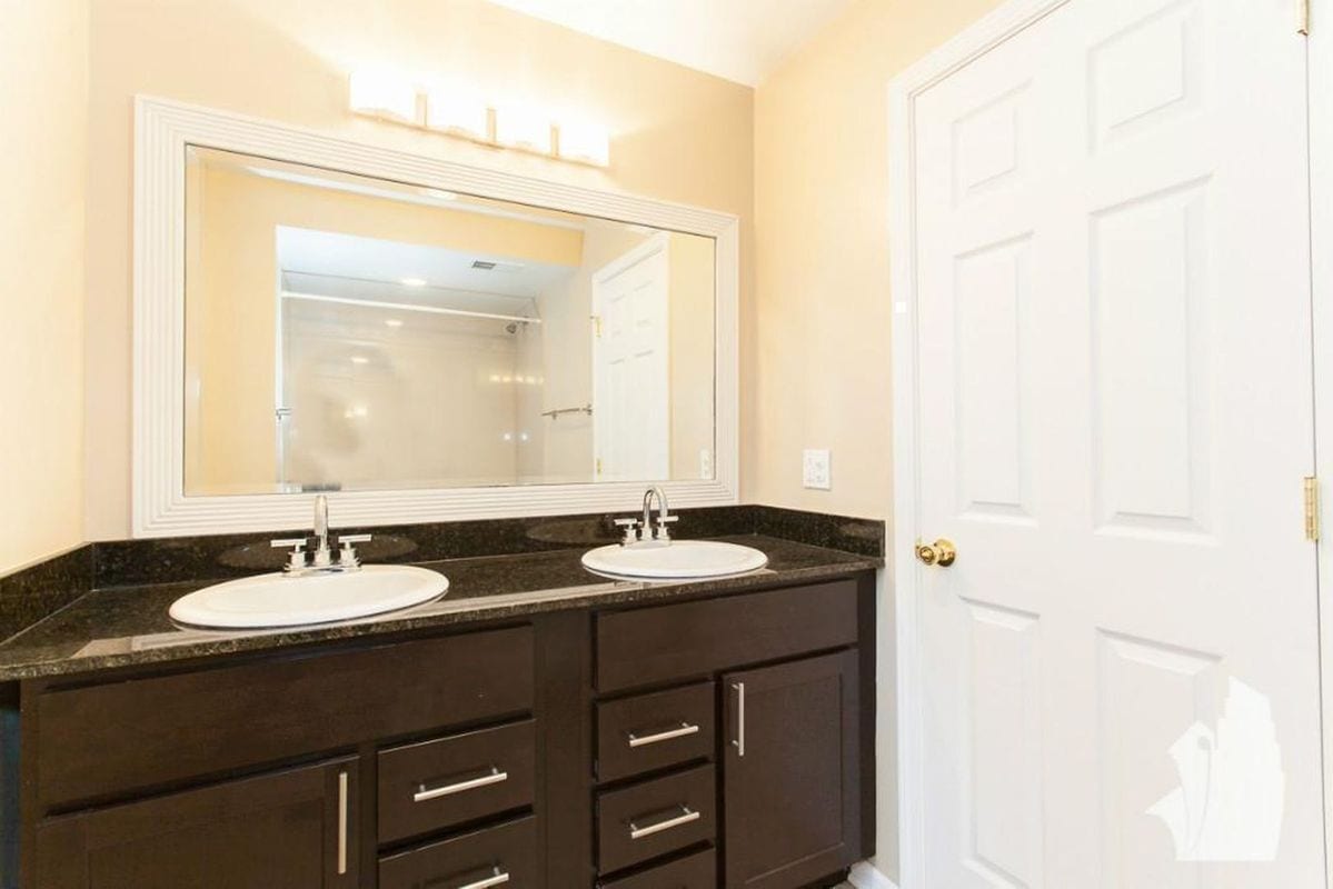 Building Photo - 4242 N Sheridan Rd