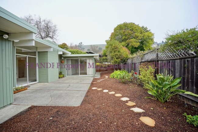 Building Photo - Quality Eichler Home in Terra Linda