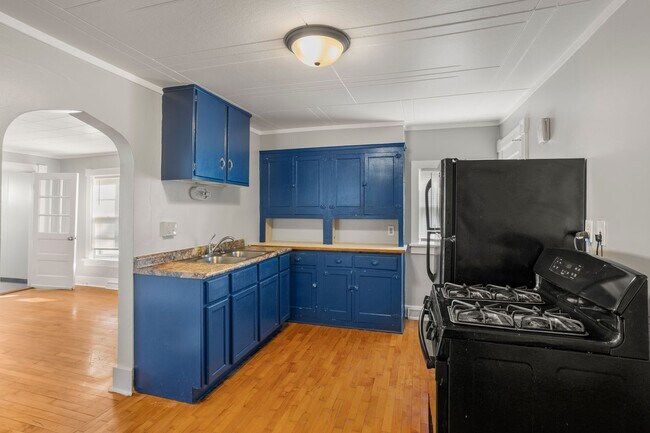 Building Photo - 617 W 8th Ave