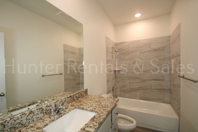 Building Photo - Modern New Construction Duplex