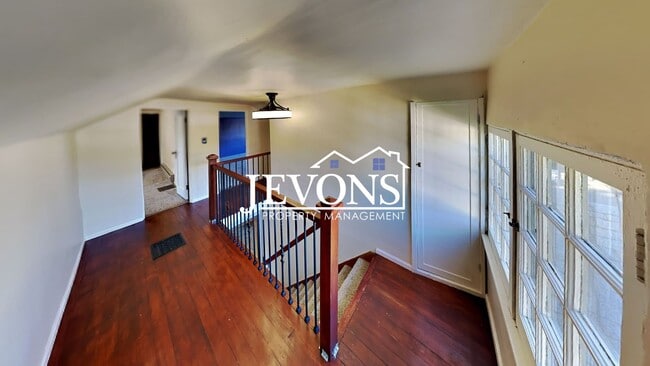 Building Photo - $895 Rent Credit - Charming 3-bedroom home with washer and dryer, an equipped kitchen, and nearby...