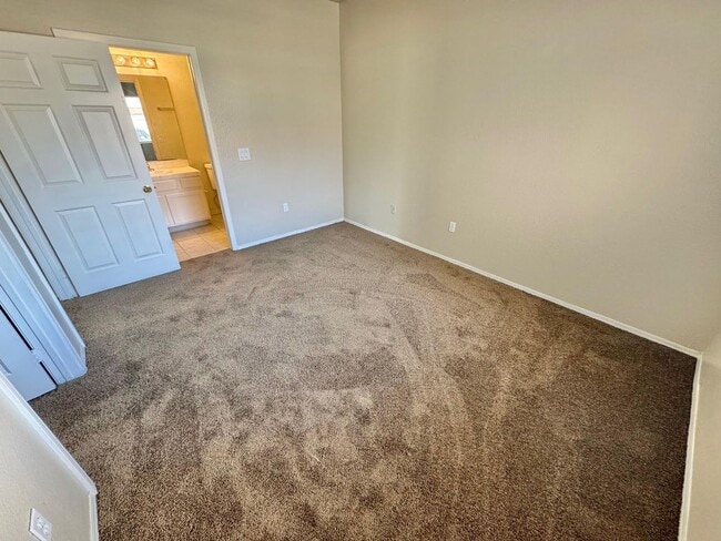 Building Photo - **BEAUTIFUL 3 BEDROOM, 2 BATHROOM DOWNSTAI...