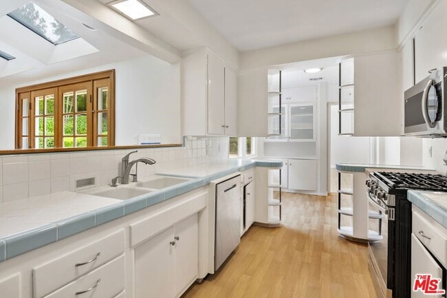 Building Photo - 18080 Karen Dr