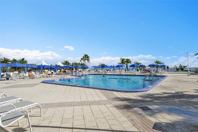 Building Photo - 2030 S Ocean Dr
