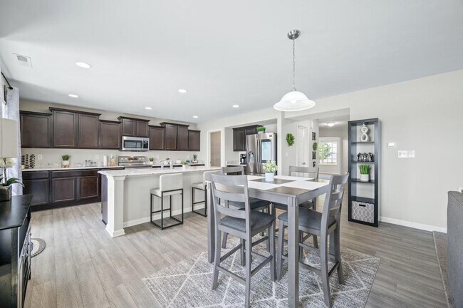 Building Photo - 4007 Woodview Dr