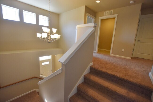 Building Photo - Gorgeous home in Olympia!!