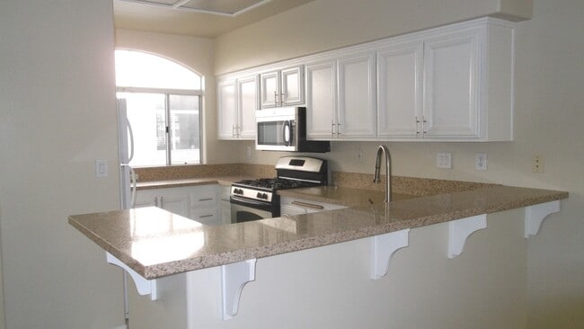 Building Photo - Stunning Updated & Spacious 3-Level Townho...