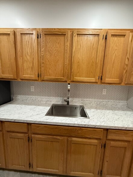 Building Photo - 982 Dumont Ave