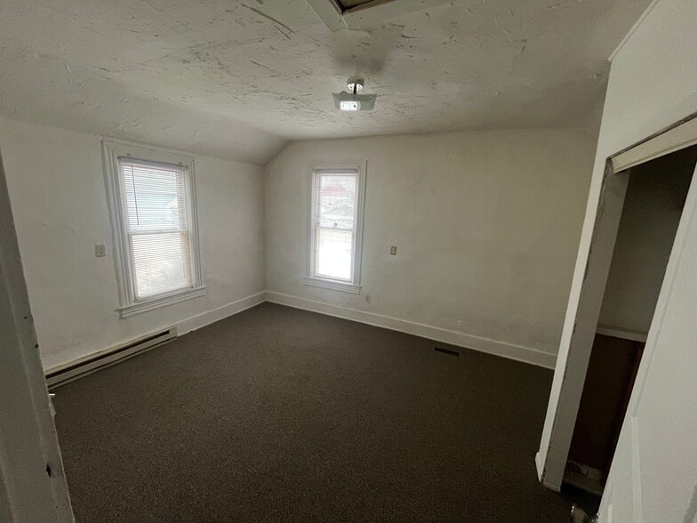 Building Photo - 690 York Ave