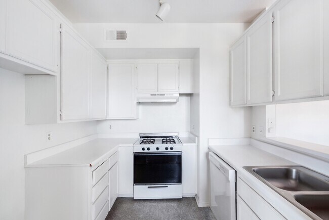 Kitchen - 2452 S Centinela Ave