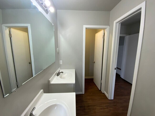 Building Photo - 3 bedroom 2 bath with bonus rooms - Bethany Schools!