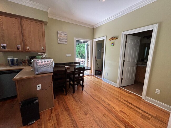 Building Photo - 1024 Hazel St