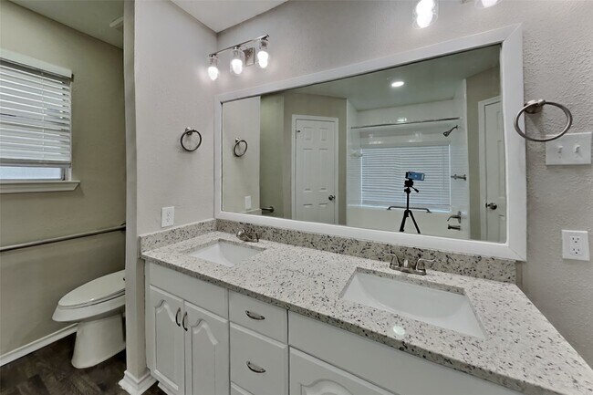Building Photo - 2415 Pebbledowne Cir