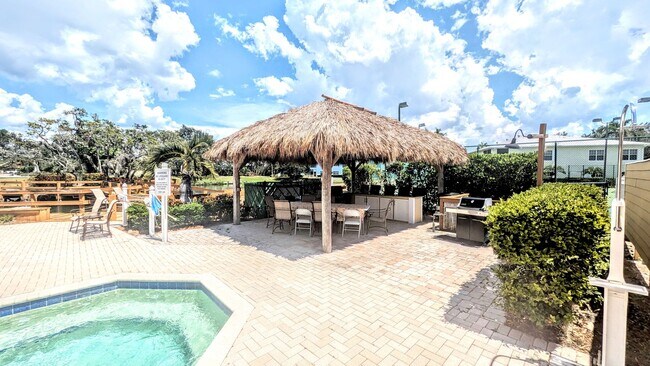 Building Photo - Annual Turnkey 3/3 penthouse on waterfront...