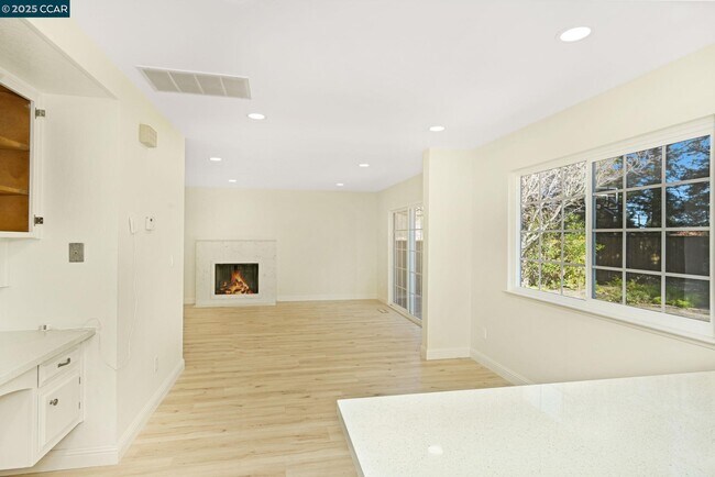 Building Photo - 1181 Sunlight Cir