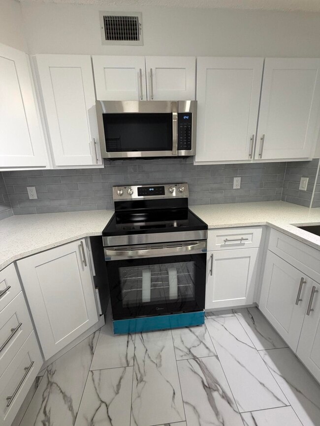 Building Photo - 13811 Oneida Dr