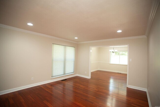 Building Photo - 8607 Linda Ln