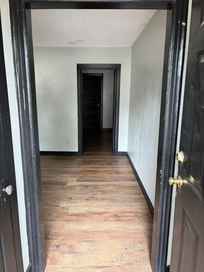 Building Photo - 906 S 19th St