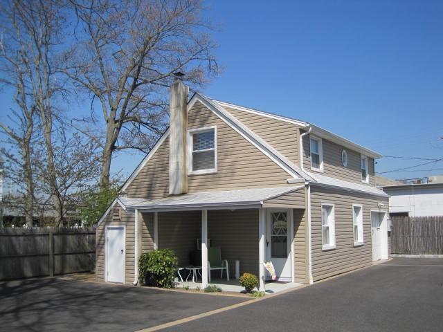 Building Photo - 2262 Centre Ave