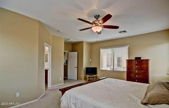 Building Photo - Beautiful 4 bedroom, 2 bath in Redwood Estates