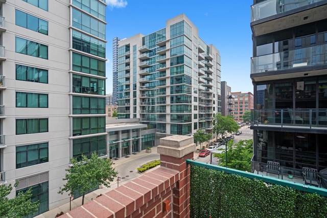 Building Photo - 841 W Monroe St