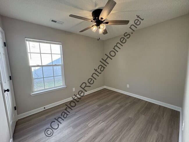 Building Photo - Updated ranch home near uptown!