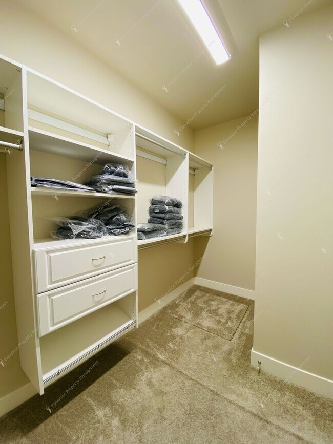 Building Photo - Luxury Single-Level 3BR - 3.5BA Living in Tetherow