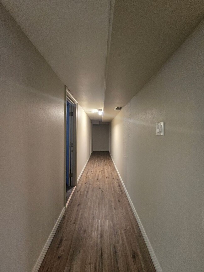 Building Photo - 1403 12th St W