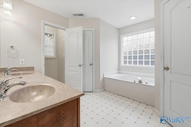 Building Photo - 105 Ashlawn Ct